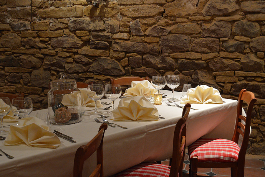 Table dressée en salle de pierre