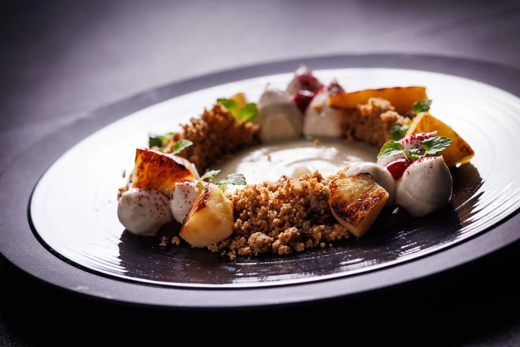 Assiette bistronomique dressée avec précision