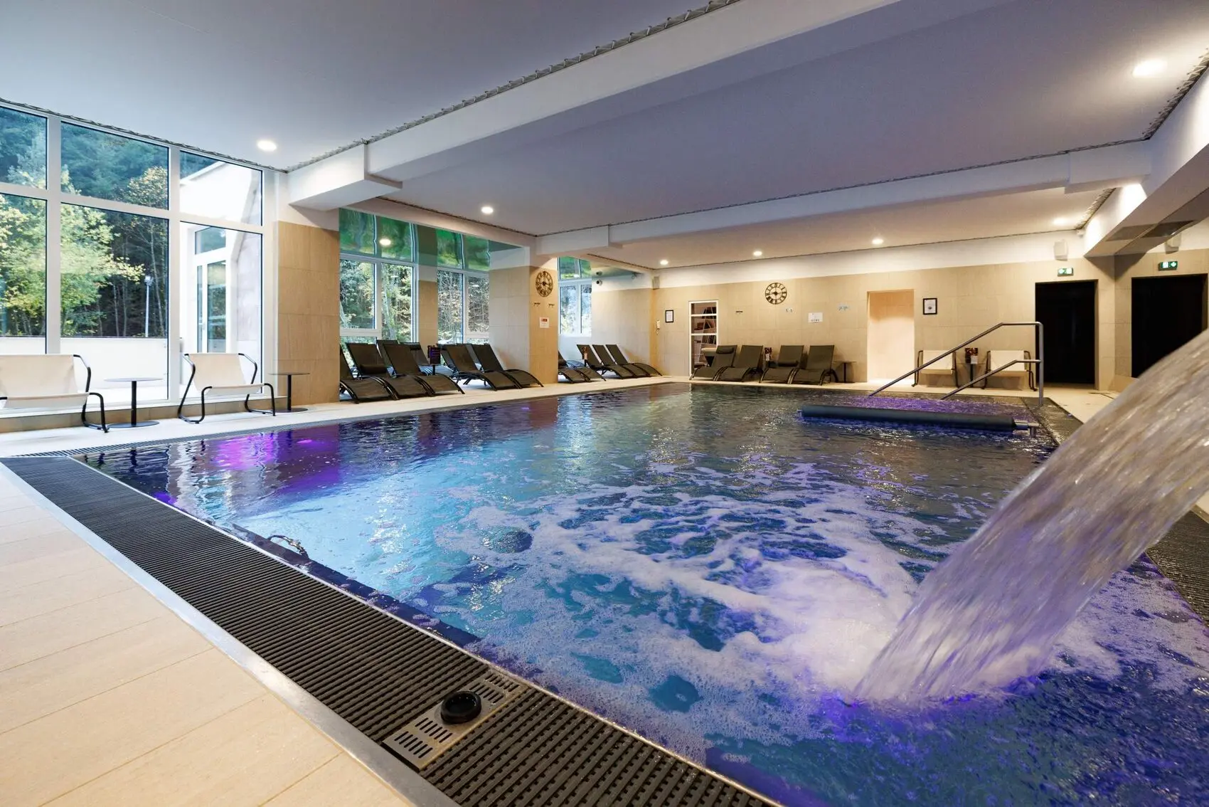 Piscine intérieure à débordement du spa Husseren Collections