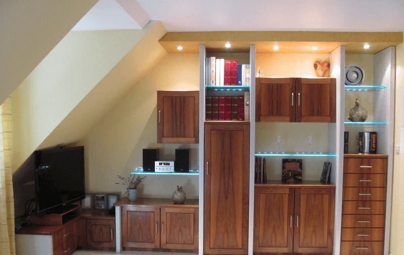Agencement et bibliothèque sur mesure sous escalier