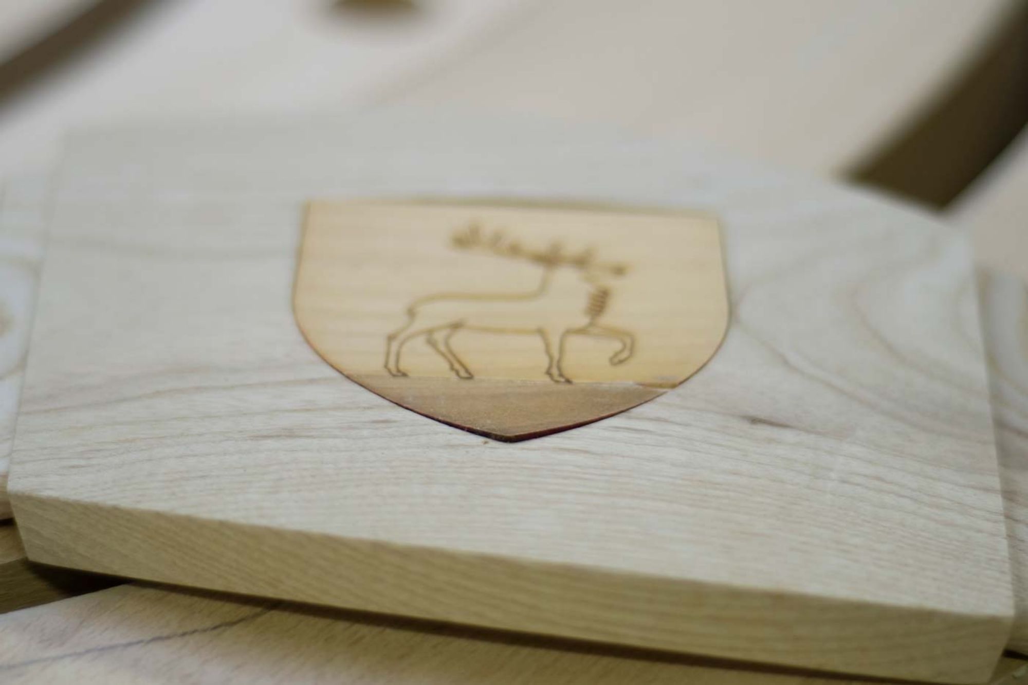 Blason Rebert gravé dans le bois