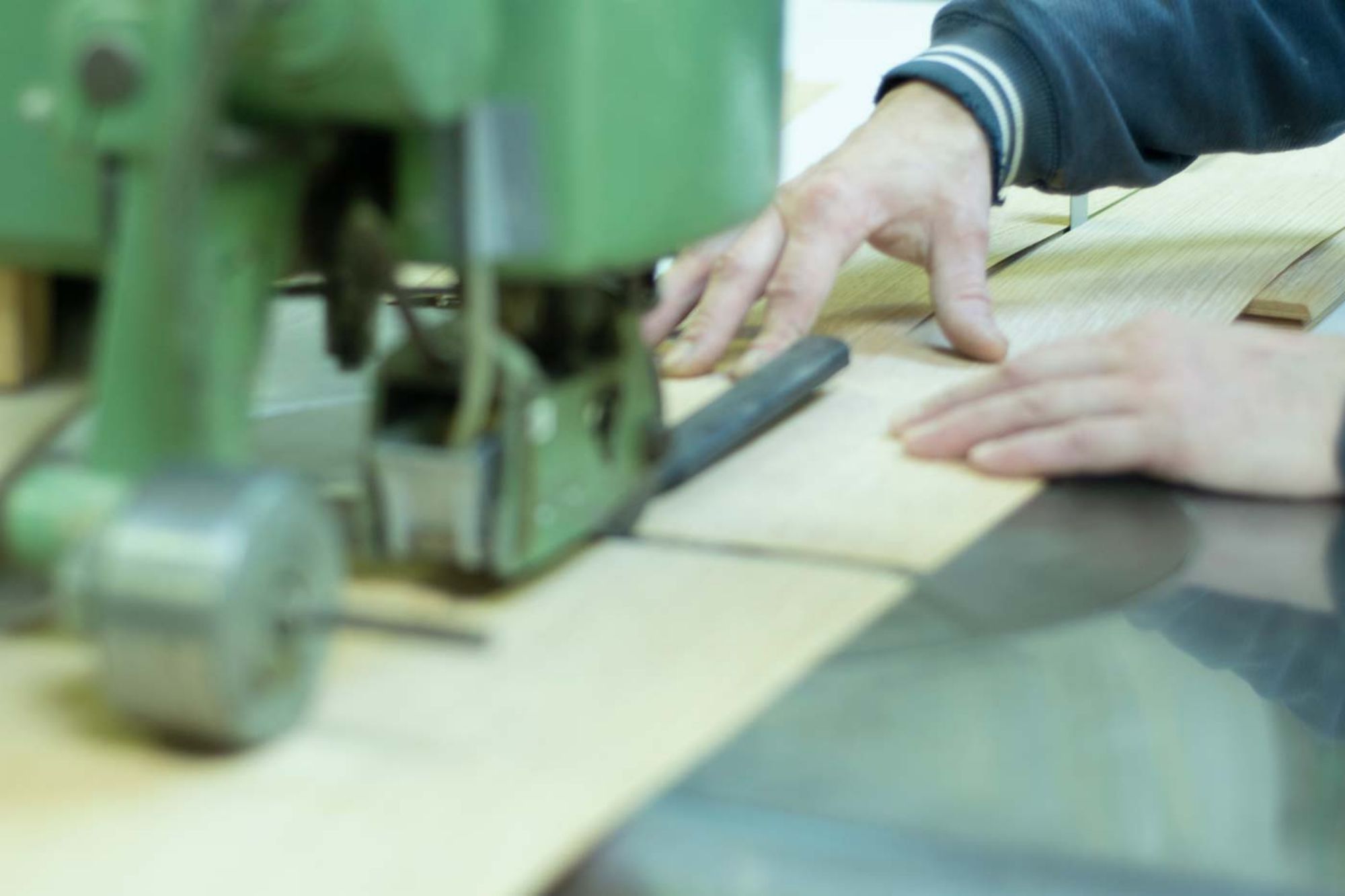 Travail du bois à l'atelier Rebert Mobilier à Andolsheim